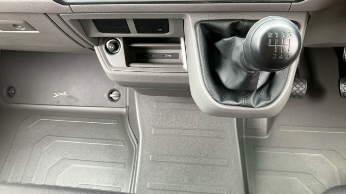 Volkswagen Crafter Cr35 Mwb Diesel Fwd 2.0 TDI 140PS Commerce Plus High Roof Van - Image 14
